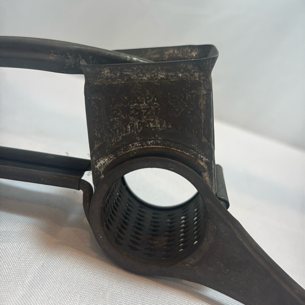 Vintage Metal Cheese Grater with Wooden Handle - Picture 4 of 6